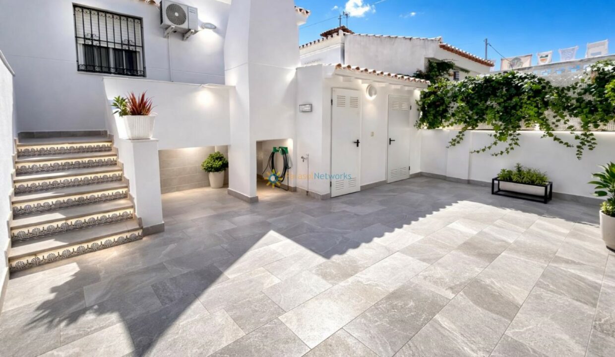 Patio mediterráneo con detalles decorativos