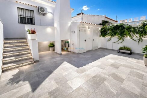 Patio mediterráneo con detalles decorativos