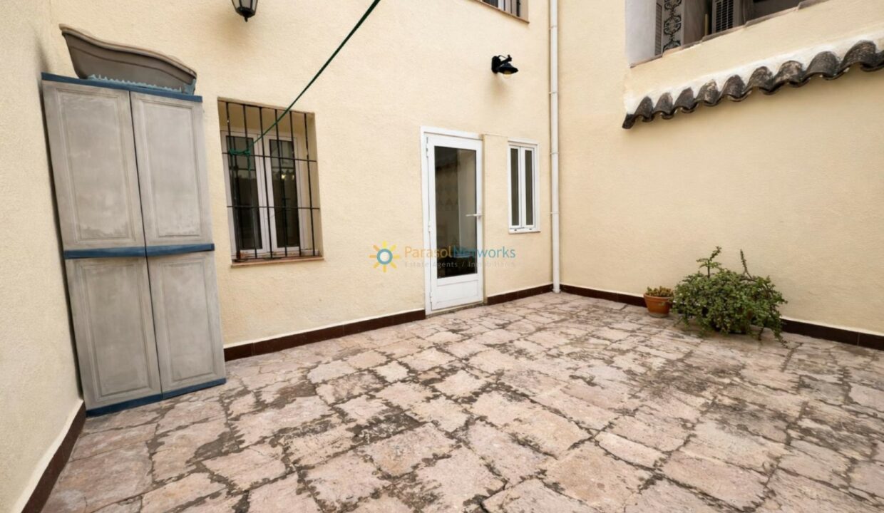 Patio mediterráneo con detalles envejecidos