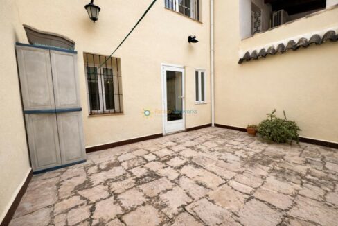 Patio mediterráneo con detalles envejecidos