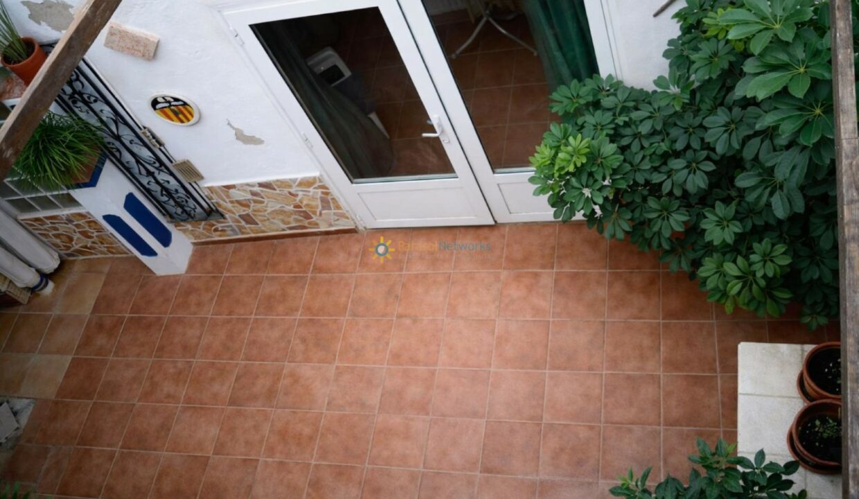 Patio mediterráneo con detalles vibrantes