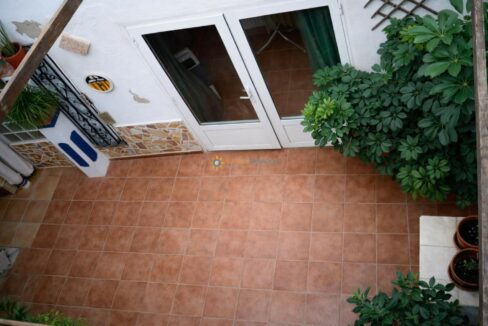 Patio mediterráneo con detalles vibrantes