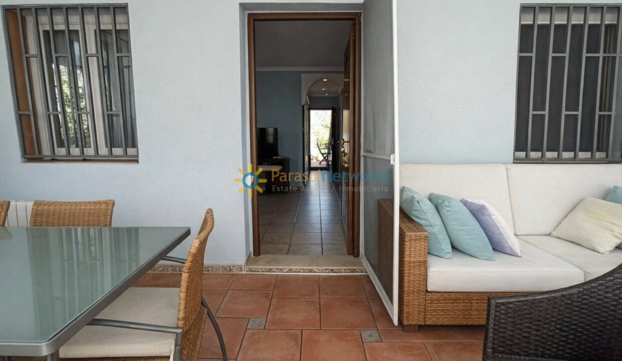 Patio mediterráneo con muebles de mimbre