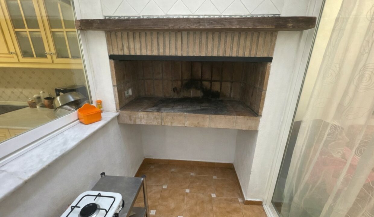 Patio moderno con parrilla de ladrillo