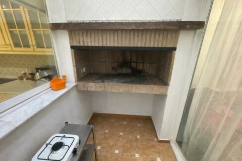 Patio moderno con parrilla de ladrillo