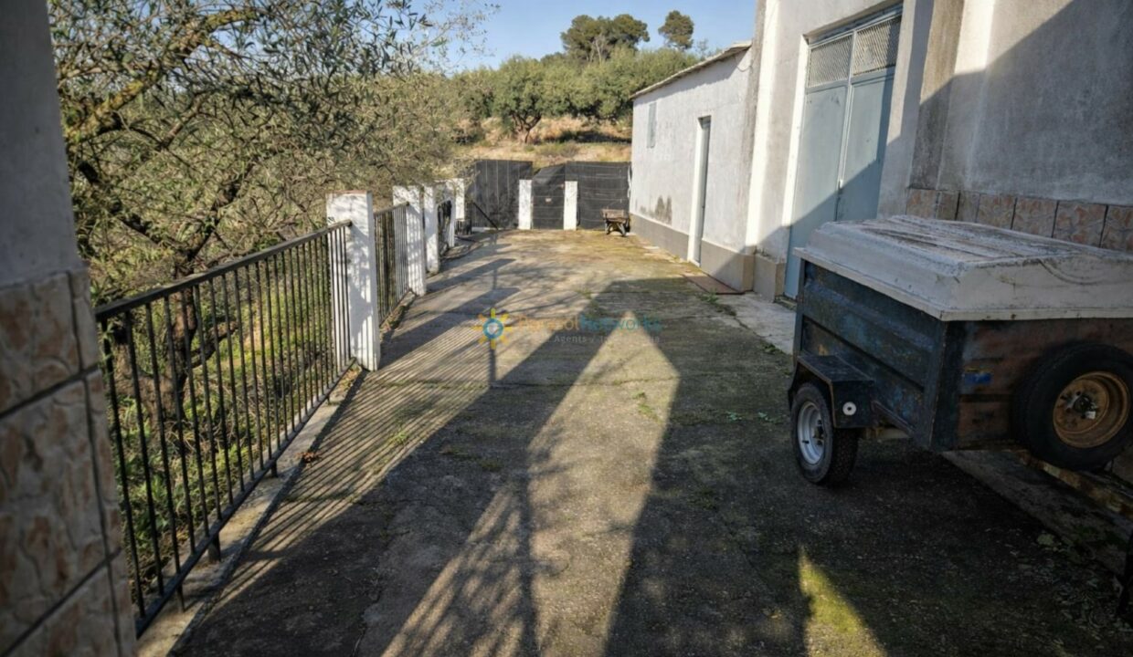 Patio rural con sombra y luz solar