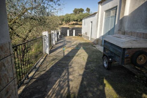 Patio rural con sombra y luz solar