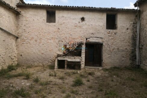 Patio rural envejecido y abandonado