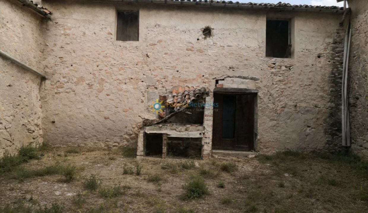 Patio rural envejecido y abandonado