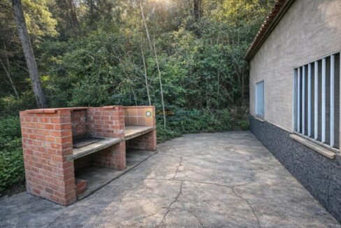 Patio rústico en el bosque