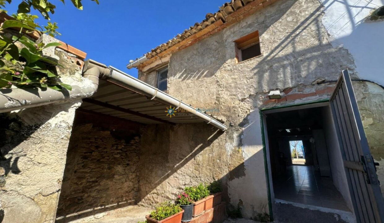 Patio rústico mediterráneo con plantas