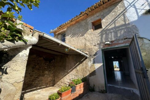 Patio rústico mediterráneo con plantas