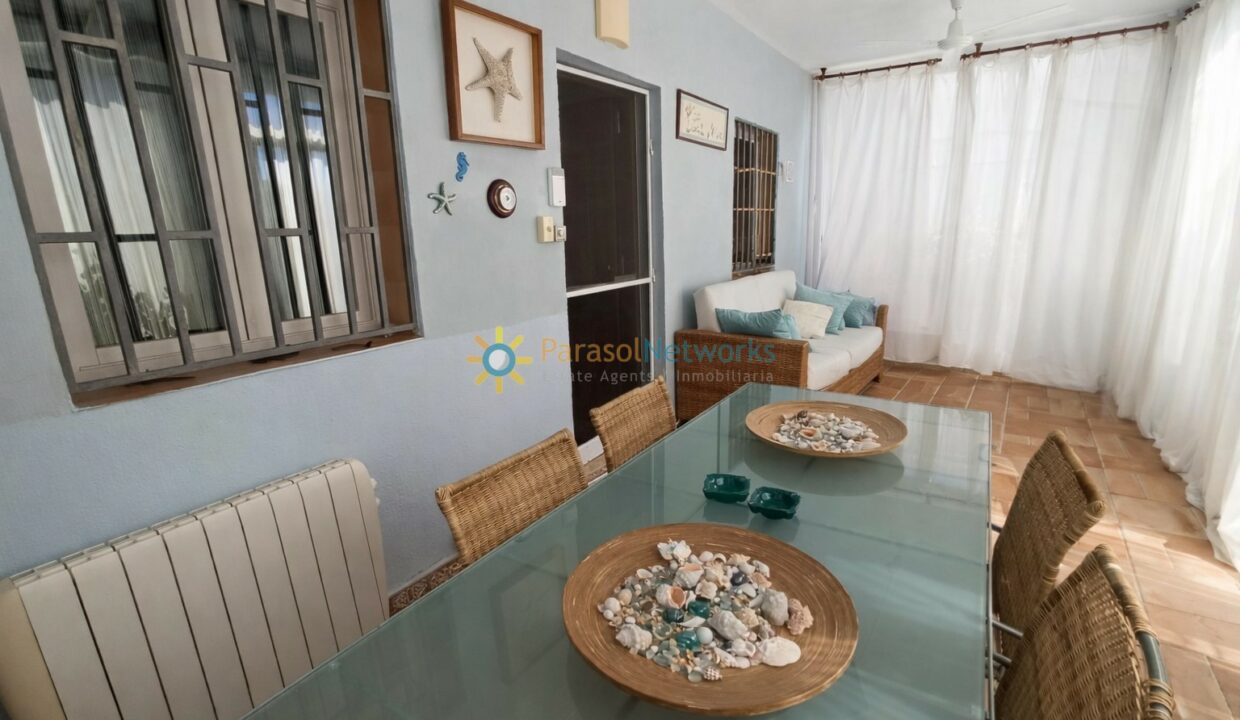 Patio soleado con detalles naturales