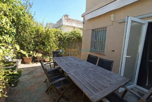 Patio soleado con mesa rústica