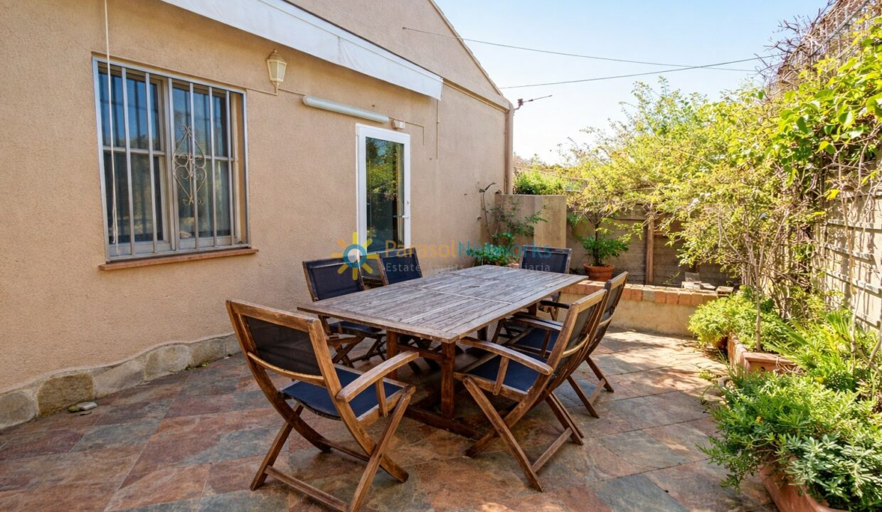 Patio soleado con mesa rústica(1)