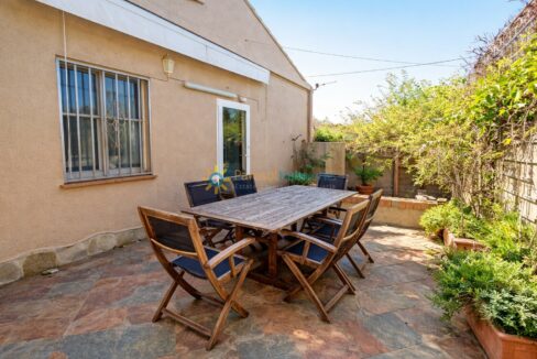 Patio soleado con mesa rústica(1)