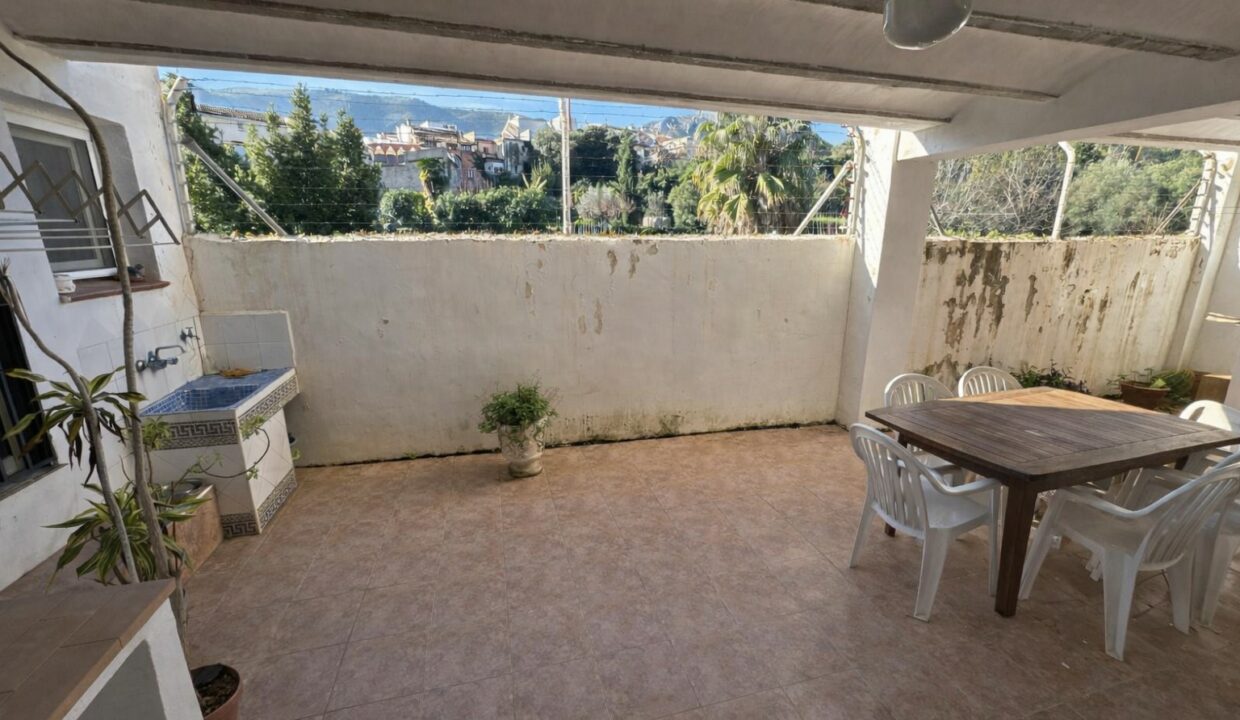 Patio soleado con mesa y plantas(1)