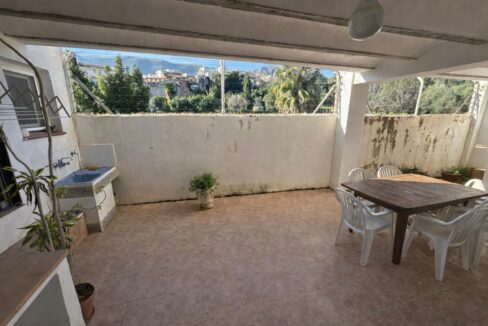 Patio soleado con mesa y plantas(1)