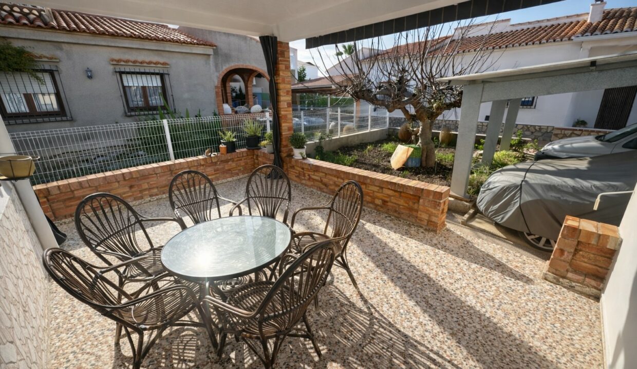 Patio soleado con muebles de mimbre
