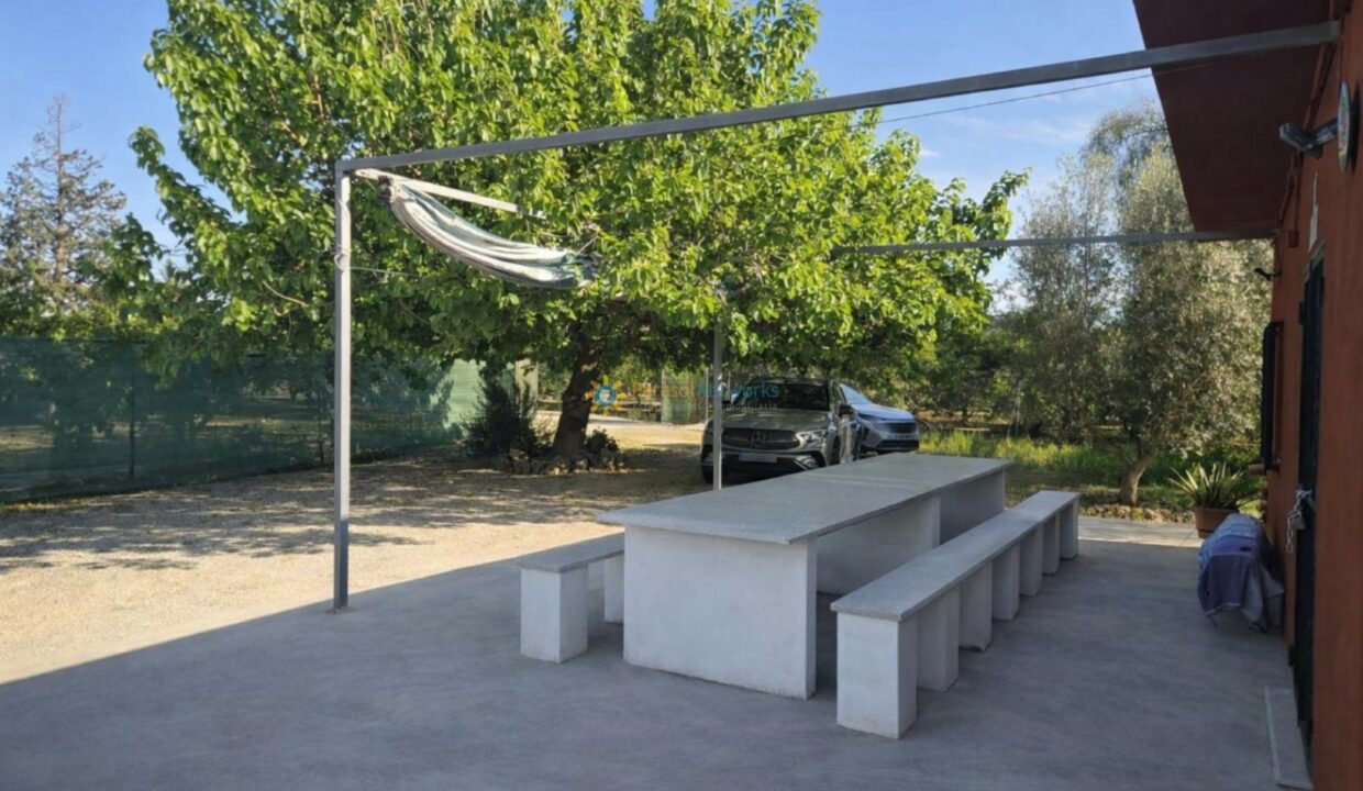 Patio soleado con vistas naturales