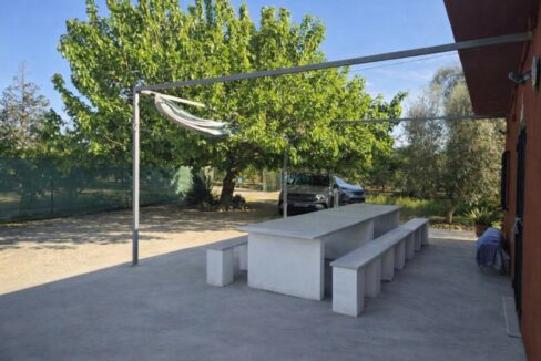 Patio soleado con vistas naturales