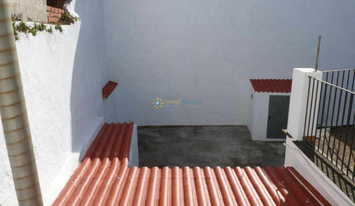 Patio vacío con tejados rojos