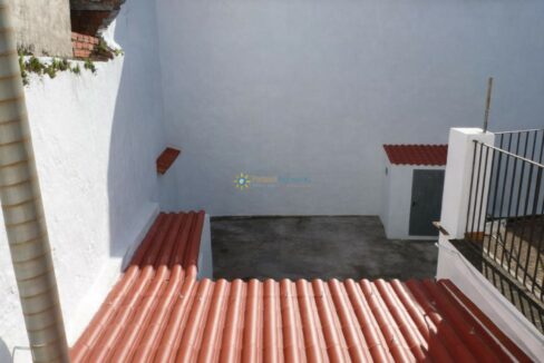 Patio vacío con tejados rojos