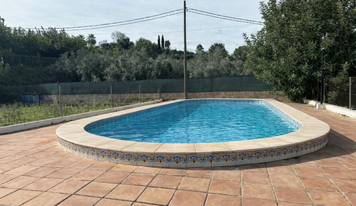 Piscina al aire libre con azulejos mediterráneos