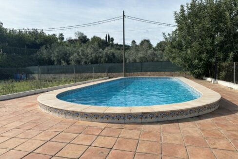 Piscina al aire libre con azulejos mediterráneos