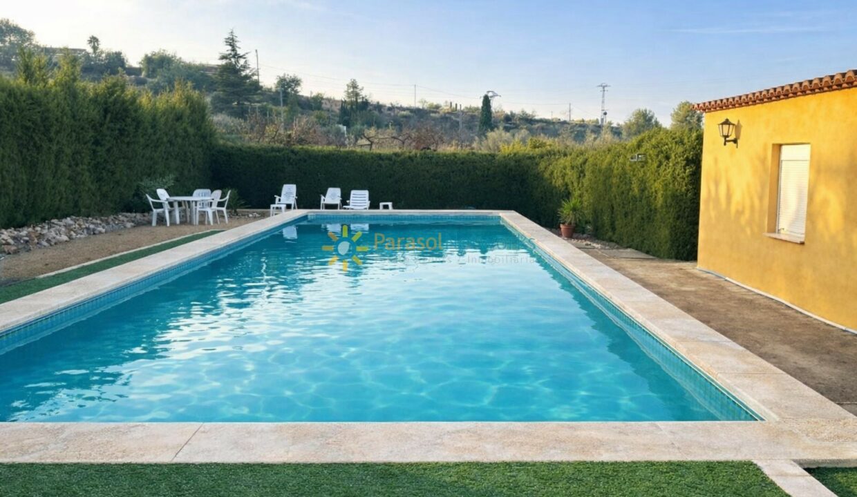 Piscina al atardecer con jardines verdes(1)