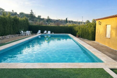 Piscina al atardecer con jardines verdes(1)