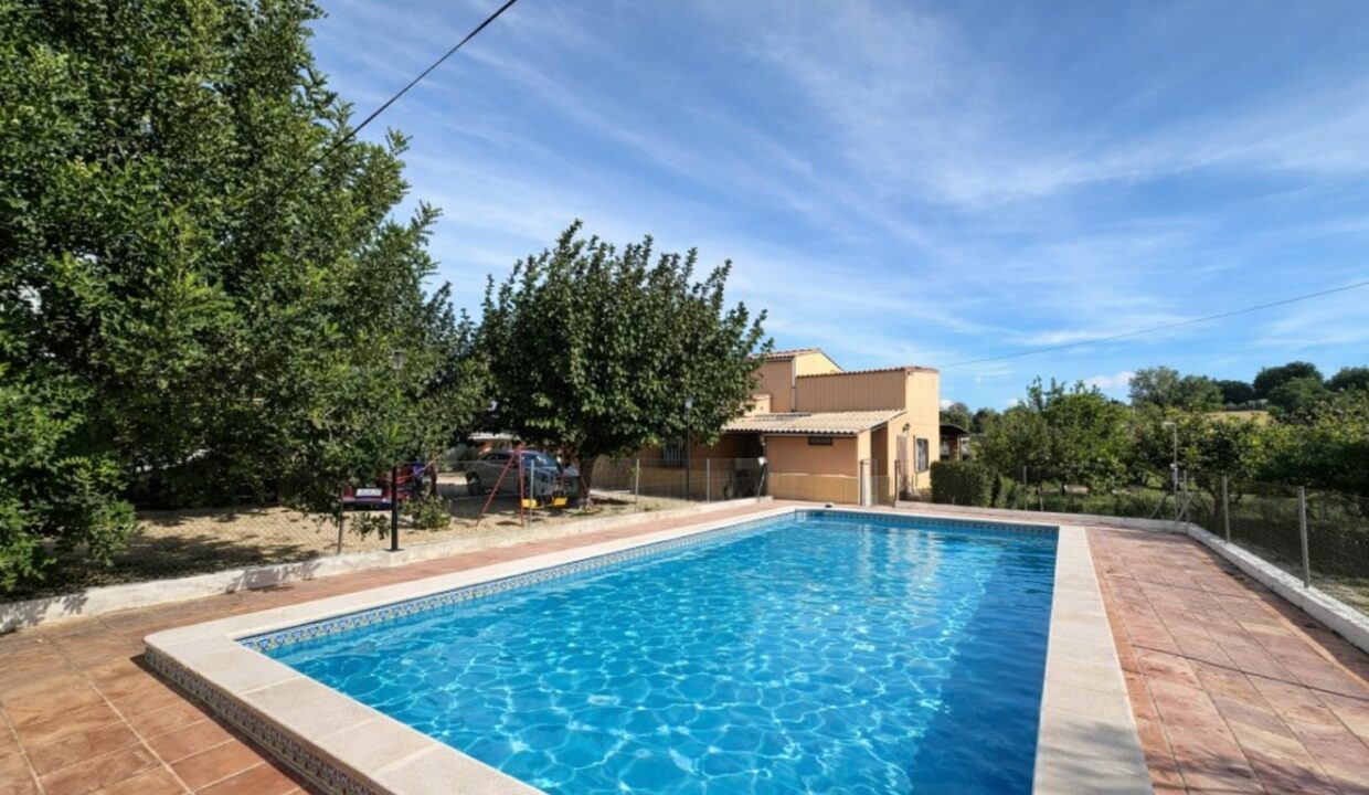 Piscina con jardín y casa mediterránea
