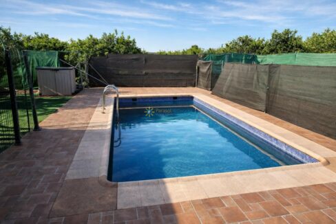 Piscina cristalina en el jardín