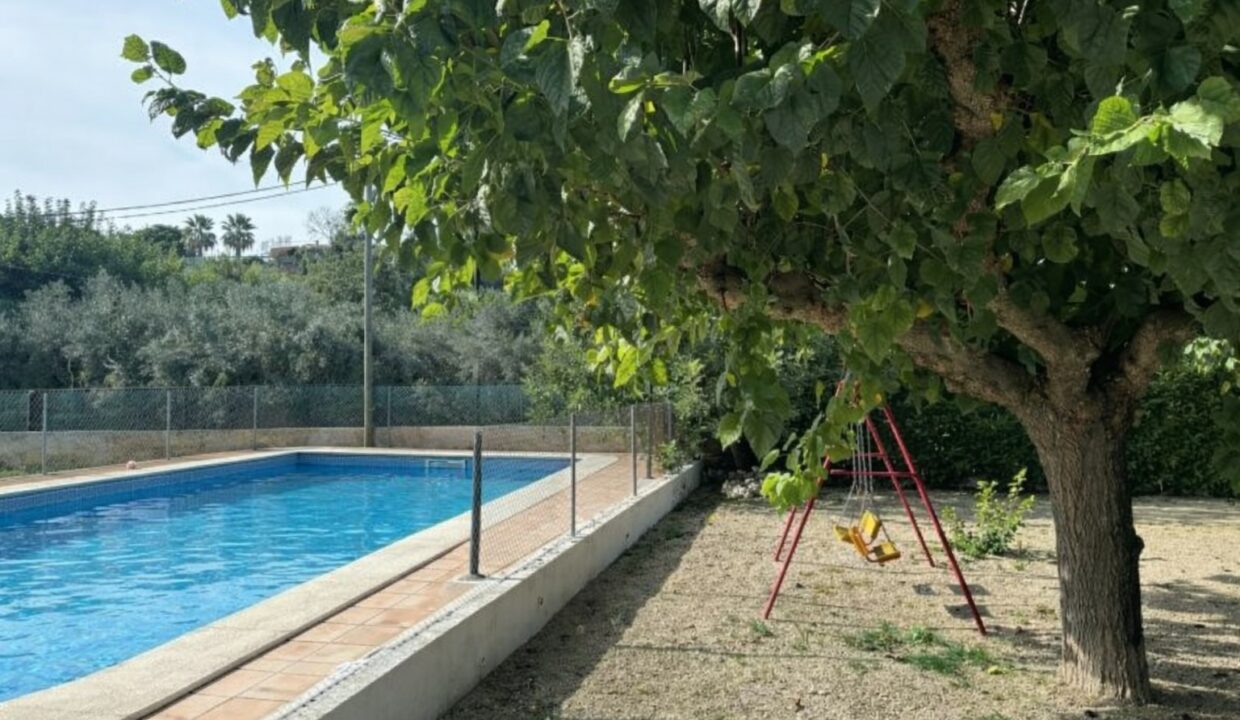 Piscina en el jardín soleado