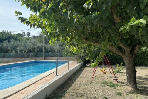 Piscina en el jardín soleado