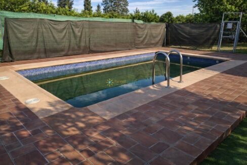 Piscina en jardín con luz natural