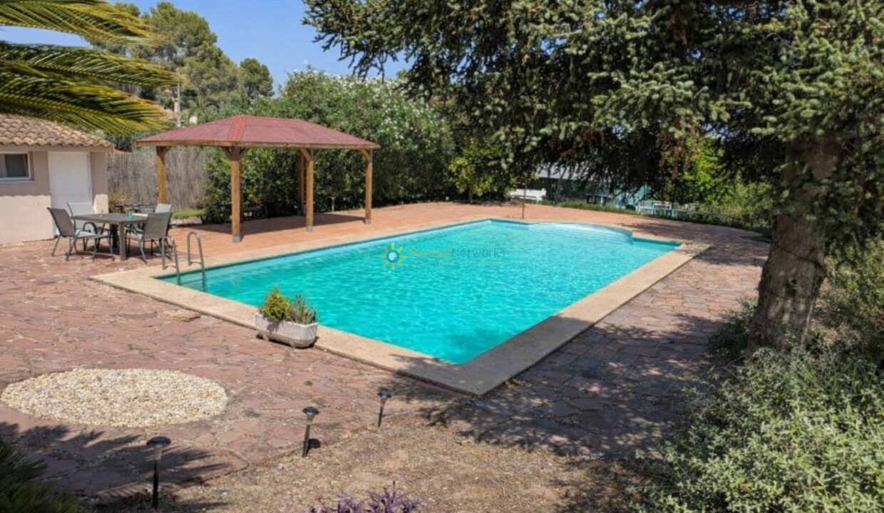 Piscina en un día soleado