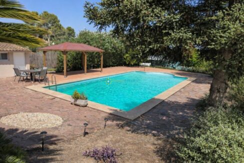 Piscina en un día soleado