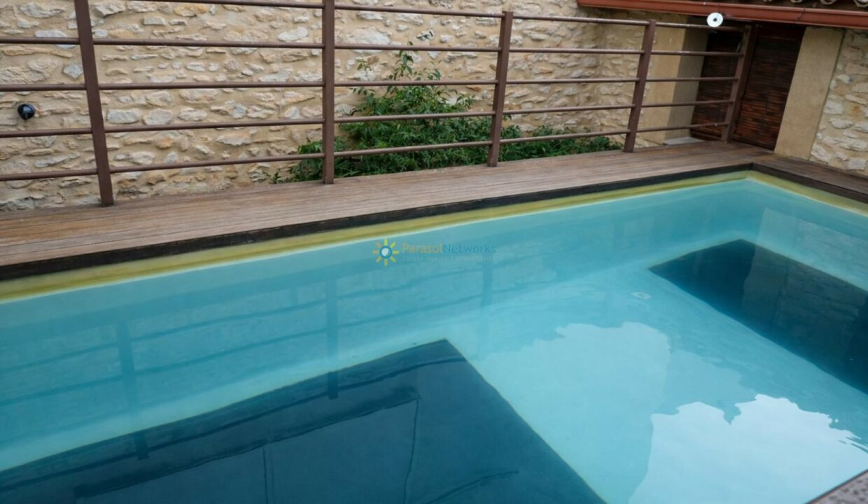 Piscina junto a muro de piedra