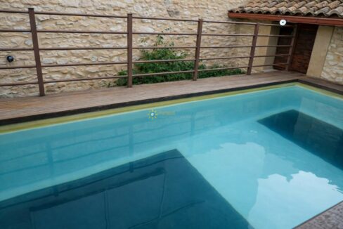 Piscina junto a muro de piedra