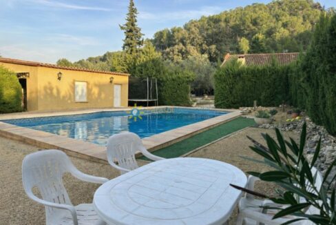 Piscina mediterránea al atardecer