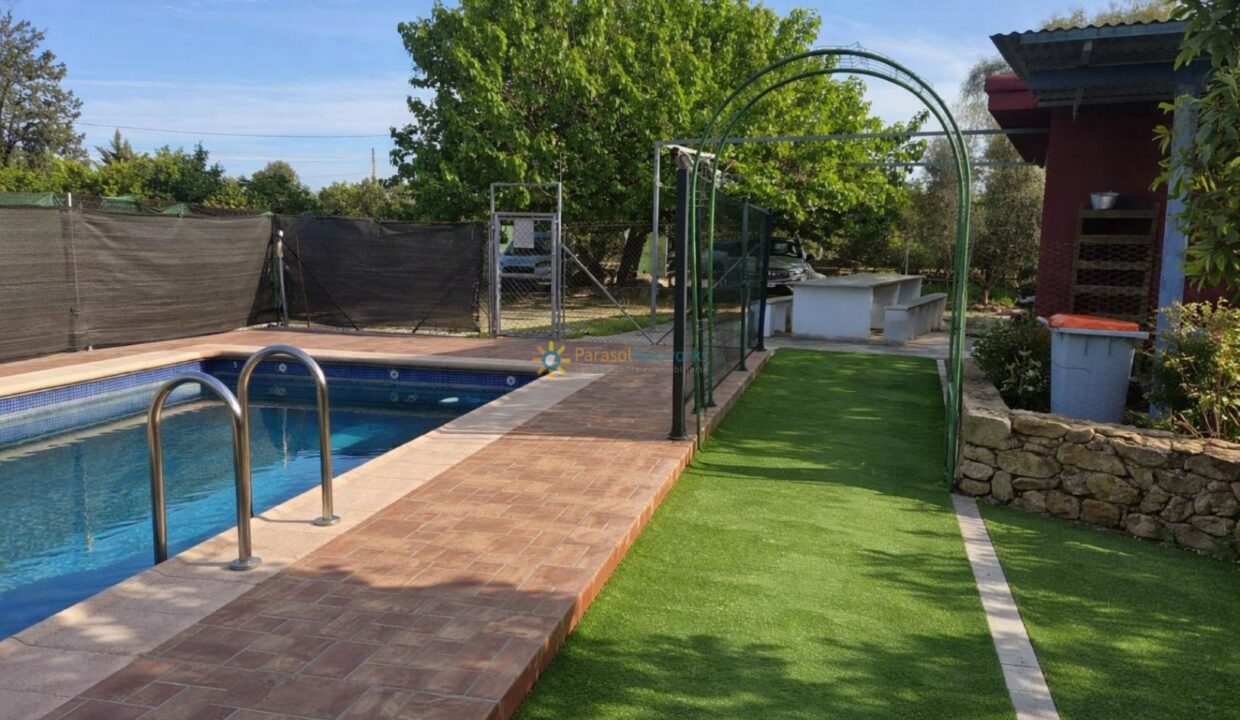 Piscina recién limpia y camino verde