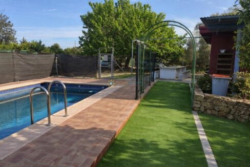 Piscina recién limpia y camino verde