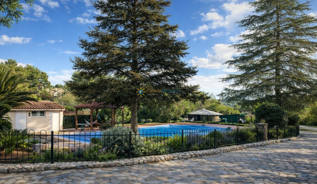 Piscina rodeada de naturaleza y sombra