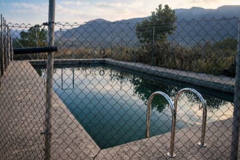 Piscina rural al atardecer