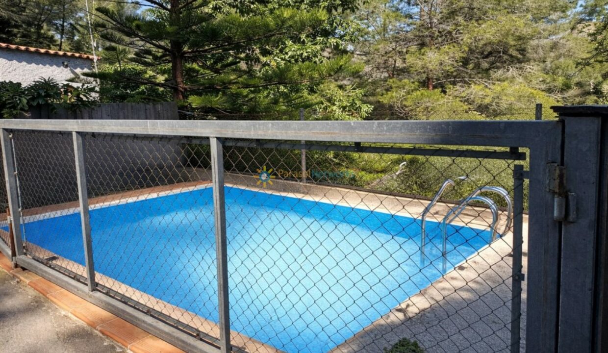 Piscina tranquila bajo el sol