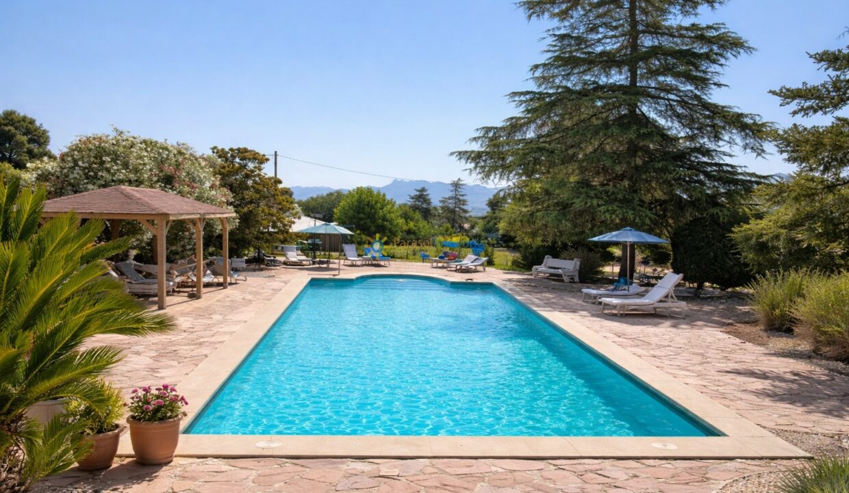 Piscina tranquila bajo el sol brillante