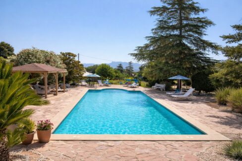 Piscina tranquila bajo el sol brillante