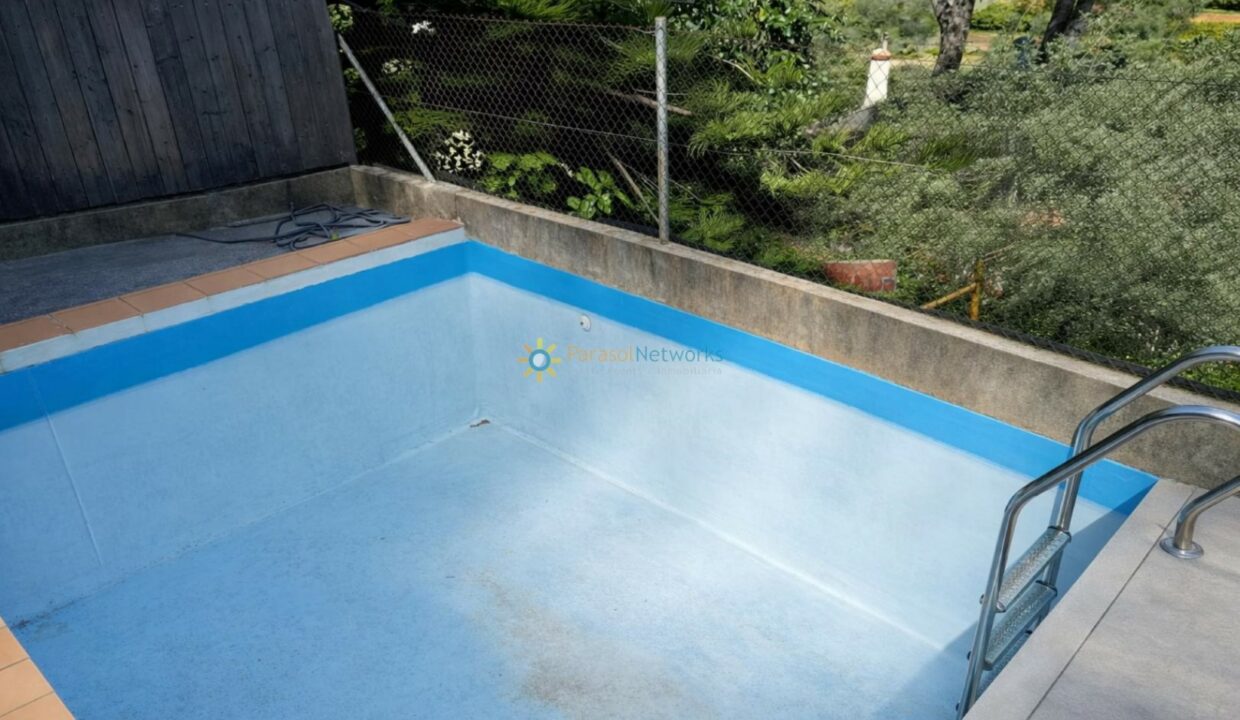 Piscina vacía bajo el sol brillante