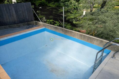 Piscina vacía bajo el sol brillante